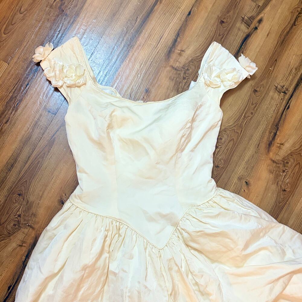 Vintage | Cream Satin Ball Gown Wedding Dress Floral Appliqué Full Skirt -Size 6 - Picture 3 of 14